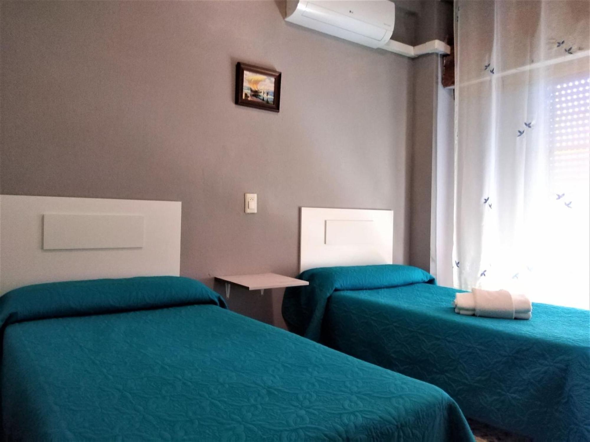 Vacansis Habitaciones De Hostal A Primera Linea De Playa En 쿠엘라 외부 사진